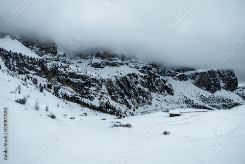Obraz na płótnie Auf zum Gebirgspass Grödner Joch zwischen Wolkenstein und Corvar - Südtirol - Italien w salonie