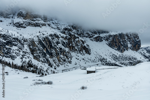 Obraz na płótnie Auf zum Gebirgspass Grödner Joch zwischen Wolkenstein und Corvar - Südtirol - Italien w salonie