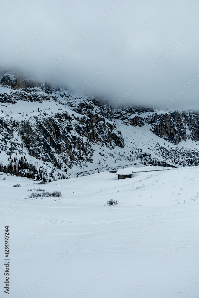 Auf zum Gebirgspass Grödner Joch zwischen Wolkenstein und Corvar - Südtirol - Italien