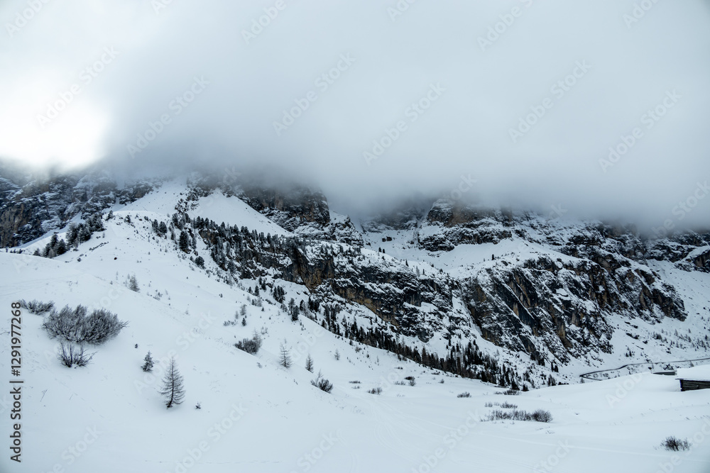 Auf zum Gebirgspass Grödner Joch zwischen Wolkenstein und Corvar - Südtirol - Italien