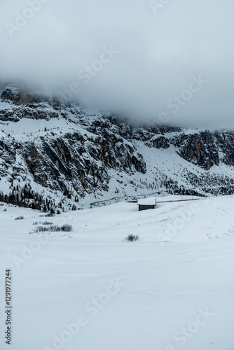 Obraz na płótnie Auf zum Gebirgspass Grödner Joch zwischen Wolkenstein und Corvar - Südtirol - Italien w salonie