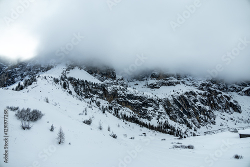 Obraz na płótnie Auf zum Gebirgspass Grödner Joch zwischen Wolkenstein und Corvar - Südtirol - Italien w salonie