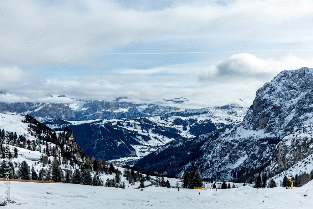 Auf zum Gebirgspass Grödner Joch zwischen Wolkenstein und Corvar - Südtirol - Italien