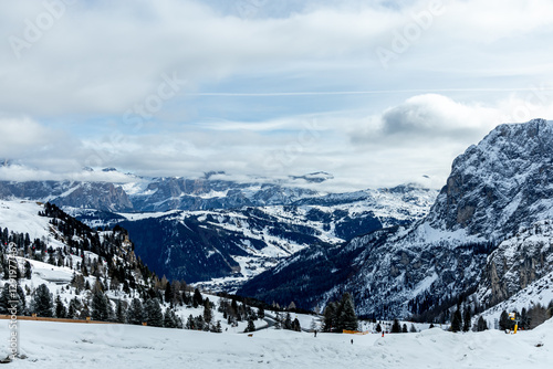 Obraz na płótnie Auf zum Gebirgspass Grödner Joch zwischen Wolkenstein und Corvar - Südtirol - Italien w salonie