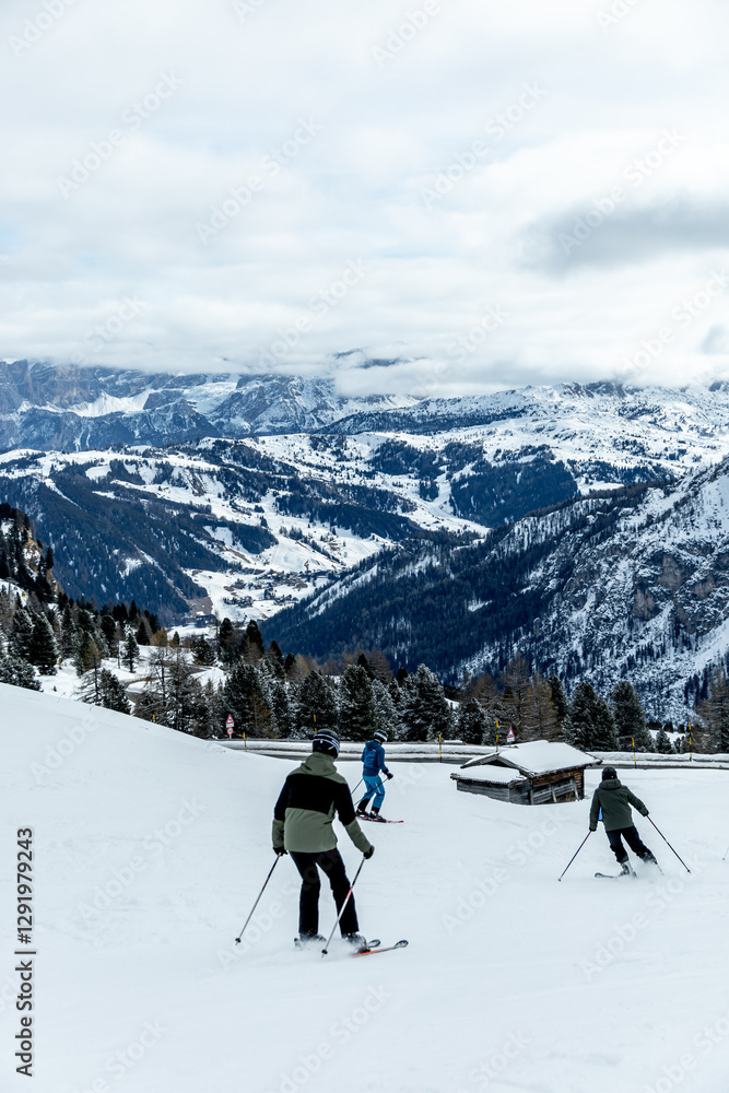 Auf zum Gebirgspass Grödner Joch zwischen Wolkenstein und Corvar - Südtirol - Italien