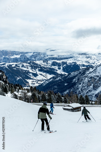 Obraz na płótnie Auf zum Gebirgspass Grödner Joch zwischen Wolkenstein und Corvar - Südtirol - Italien w salonie