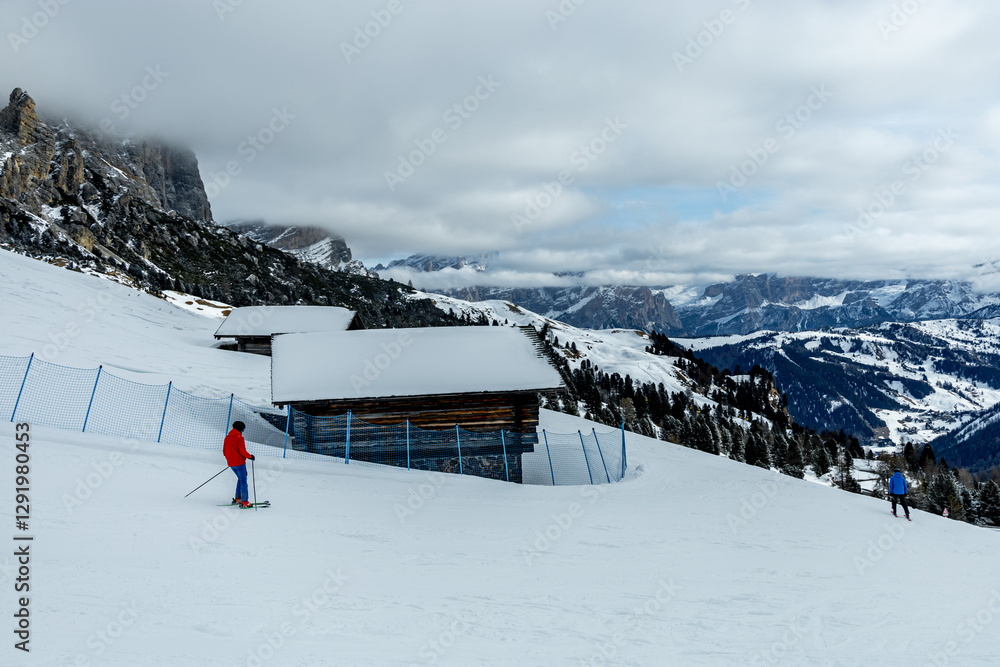 Auf zum Gebirgspass Grödner Joch zwischen Wolkenstein und Corvar - Südtirol - Italien