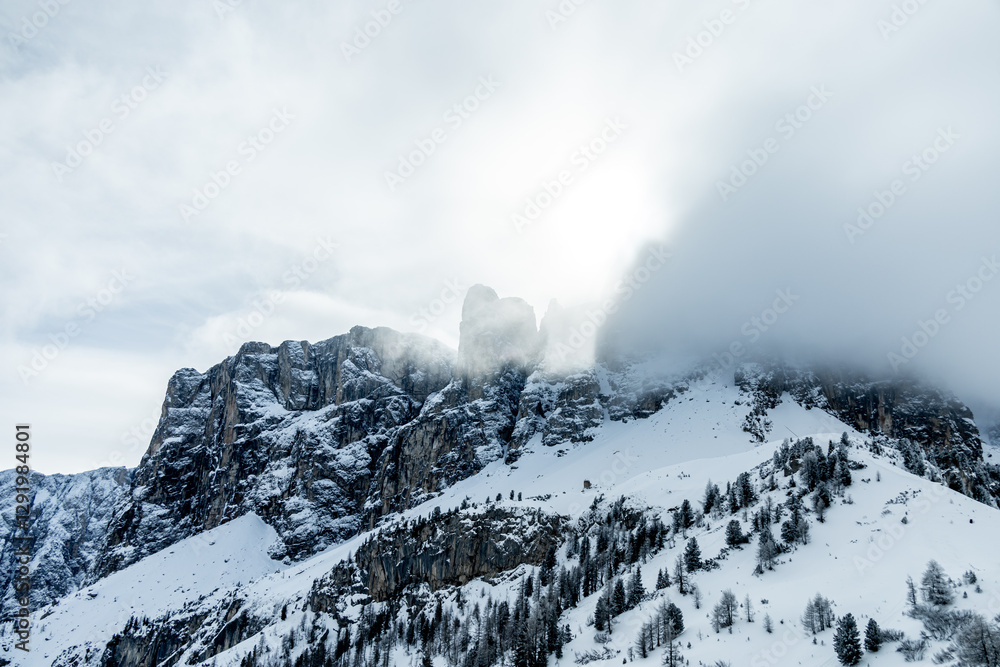 Auf zum Gebirgspass Grödner Joch zwischen Wolkenstein und Corvar - Südtirol - Italien