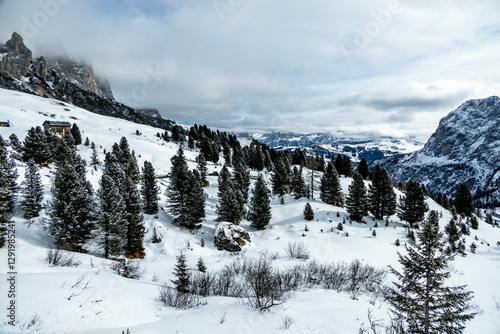 Obraz na płótnie Auf zum Gebirgspass Grödner Joch zwischen Wolkenstein und Corvar - Südtirol - Italien w salonie