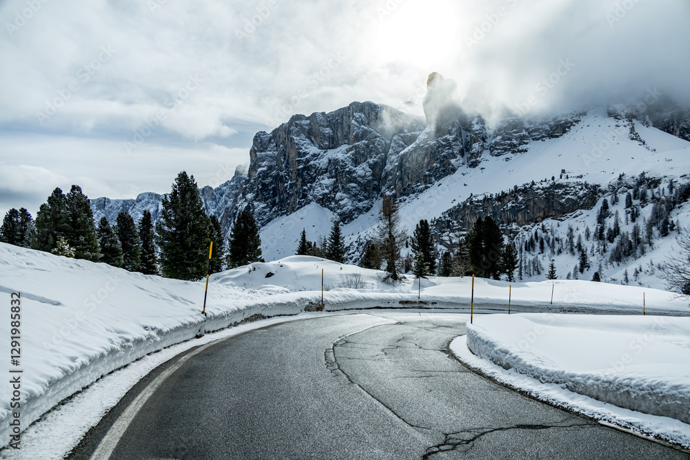 Auf zum Gebirgspass Grödner Joch zwischen Wolkenstein und Corvar - Südtirol - Italien