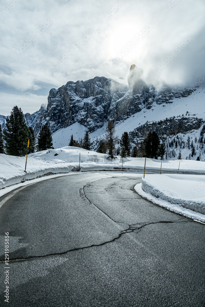 Auf zum Gebirgspass Grödner Joch zwischen Wolkenstein und Corvar - Südtirol - Italien