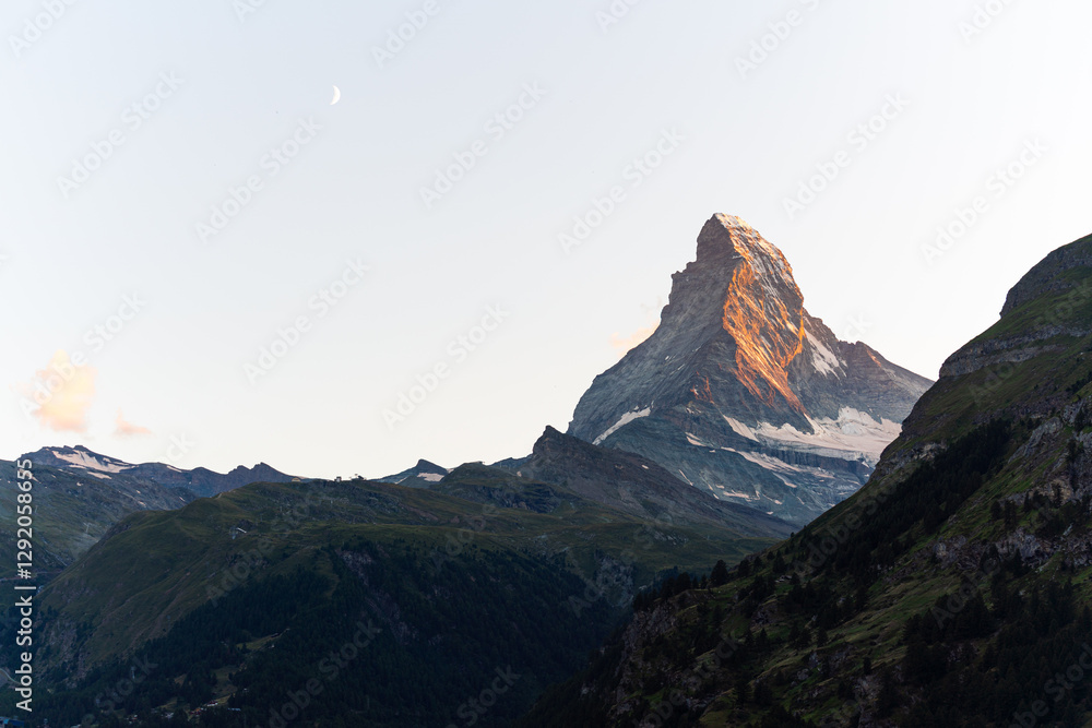 Fototapeta premium Sonnenuntergang über Zermatt mit Matterhorn Berg in den Schweizer Alpen Wallis