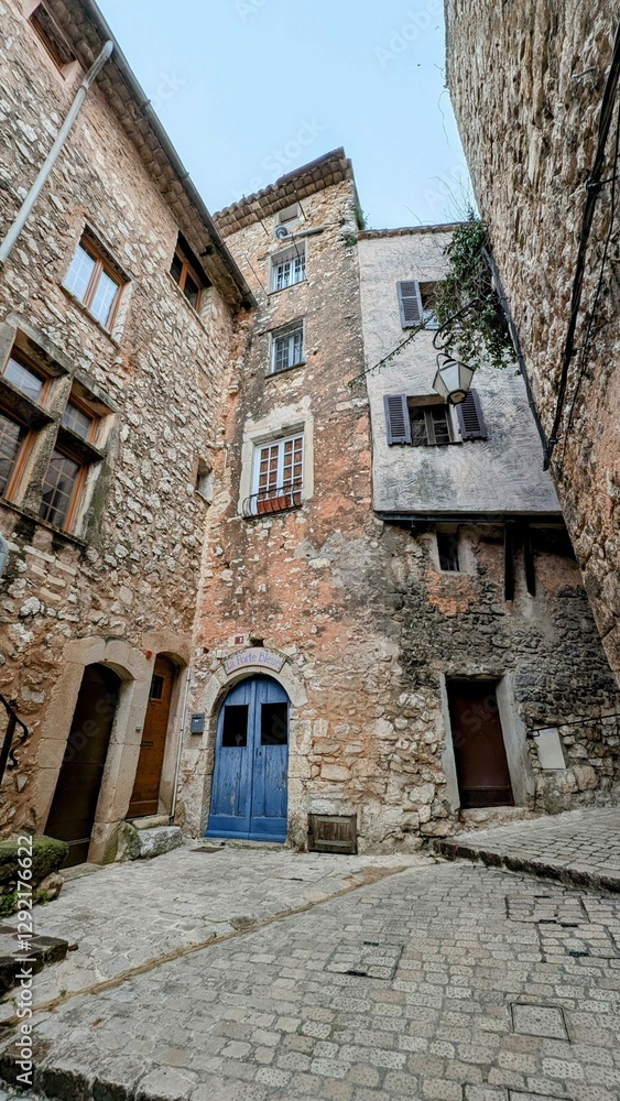 TOURRETTES-SUR-LOUP (Alpes-Maritimes)