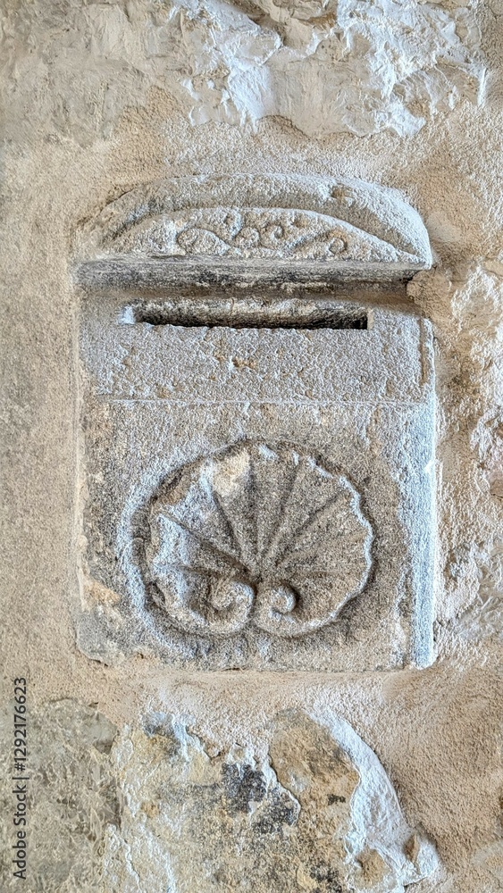 TOURRETTES-SUR-LOUP (Alpes-Maritimes)