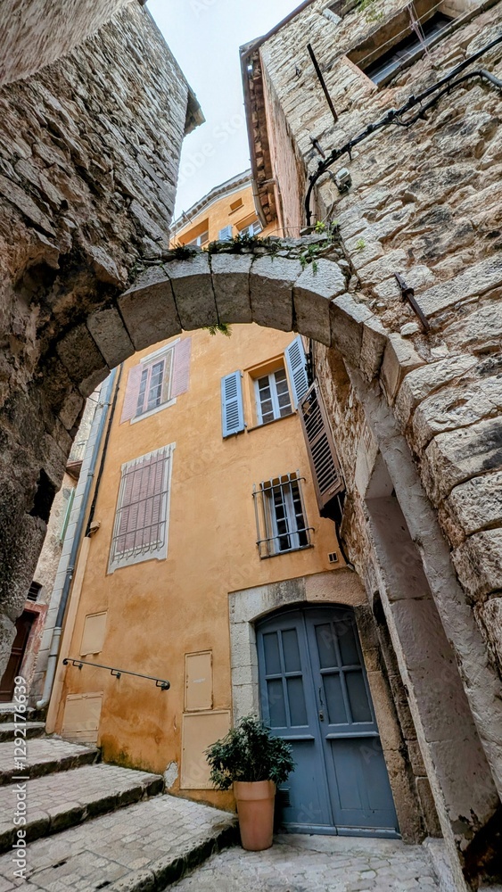 TOURRETTES-SUR-LOUP (Alpes-Maritimes)