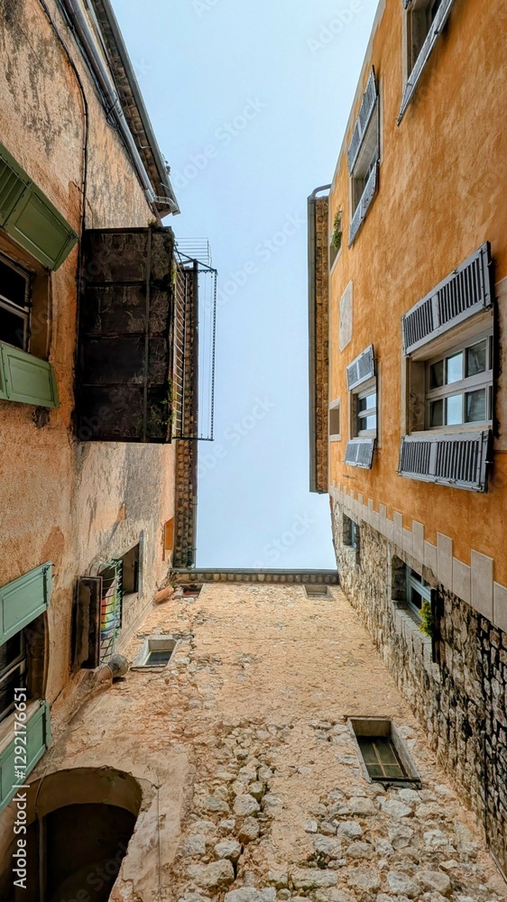 TOURRETTES-SUR-LOUP (Alpes-Maritimes)