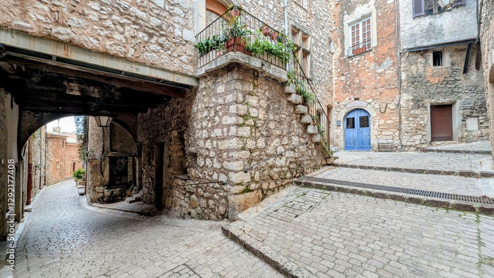 TOURRETTES-SUR-LOUP (Alpes-Maritimes)