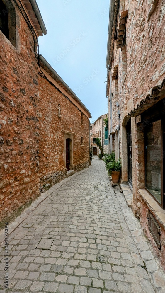 TOURRETTES-SUR-LOUP (Alpes-Maritimes)