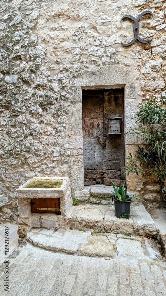 TOURRETTES-SUR-LOUP (Alpes-Maritimes)