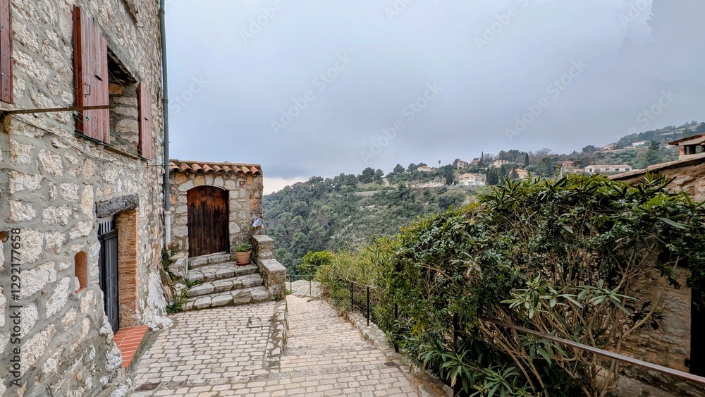 TOURRETTES-SUR-LOUP (Alpes-Maritimes)