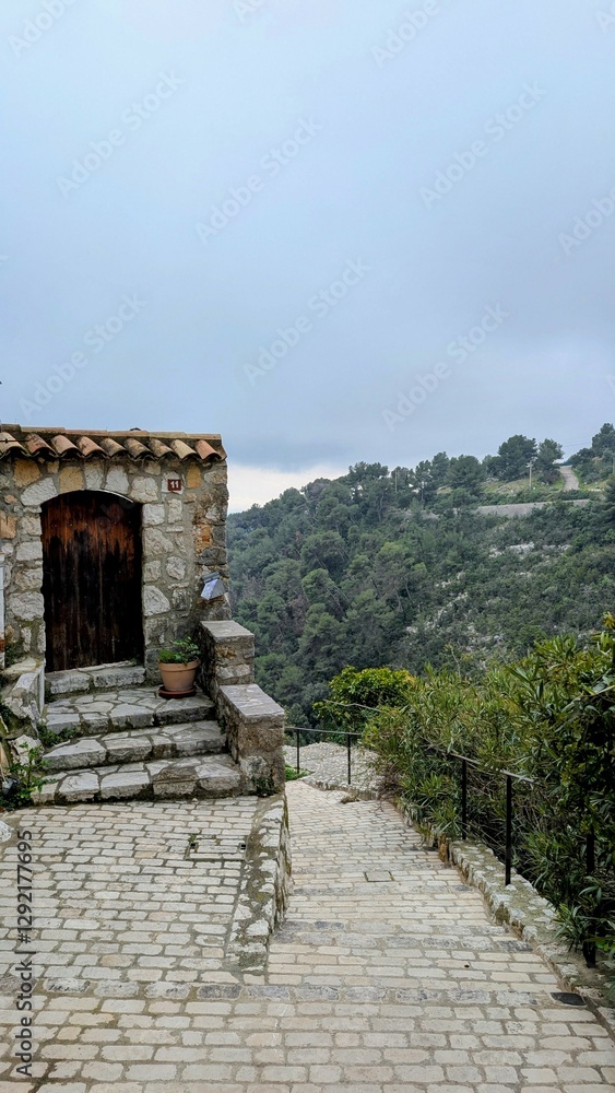 TOURRETTES-SUR-LOUP (Alpes-Maritimes)