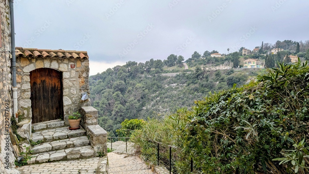 TOURRETTES-SUR-LOUP (Alpes-Maritimes)
