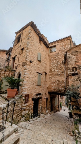 TOURRETTES-SUR-LOUP (Alpes-Maritimes)