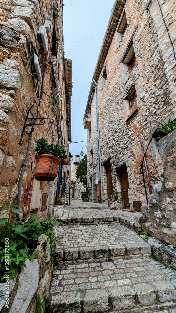 TOURRETTES-SUR-LOUP (Alpes-Maritimes)