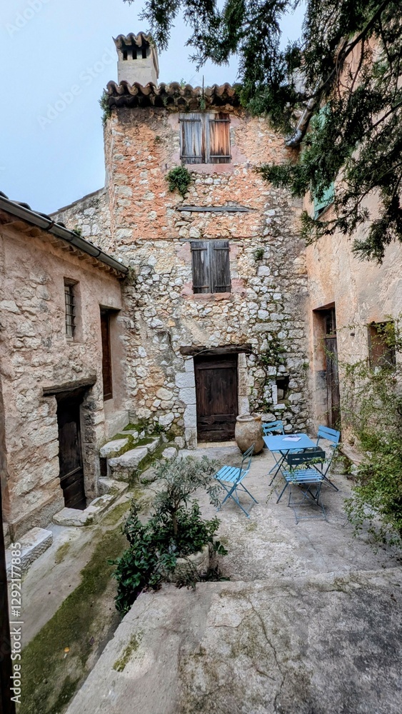 TOURRETTES-SUR-LOUP (Alpes-Maritimes)