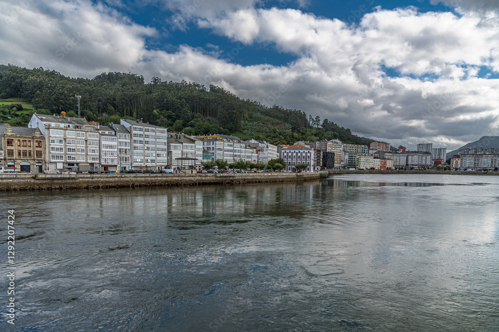Obraz premium Buildings on the shore of the port of Viveiro, Spain
