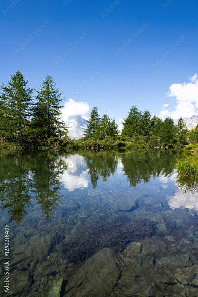 Matterhorn mit Grindjisee Reflektor in Zermatt in der Schweiz in den Alpen Matterhorn mit Grindjisee Reflektor in Zermatt in der Schweiz in den Alpen