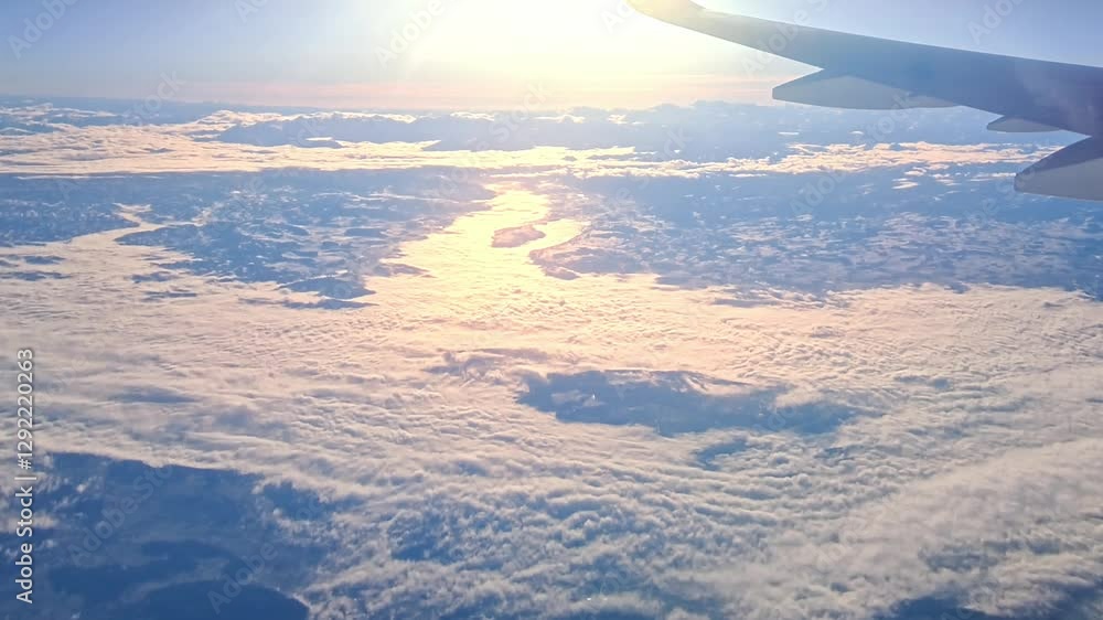 im Flugzeug über den Wolken, Wolkenmeer, Horizont, Aussicht, Reise, Urlaub, blauer Himmel, Luftaufnahme, Tragfläche, hoch, Luftfahrt, Verkehr
