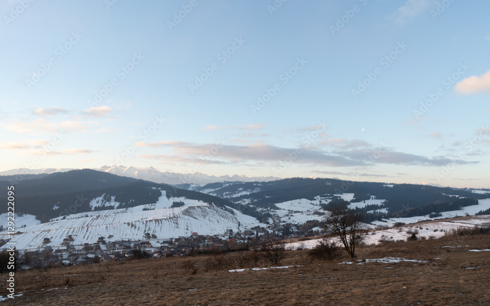 Widok ze szczytu Grandeus na Łapsze wyżne i Tatry