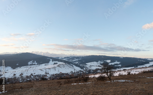 Widok ze szczytu Grandeus na Łapsze wyżne i Tatry