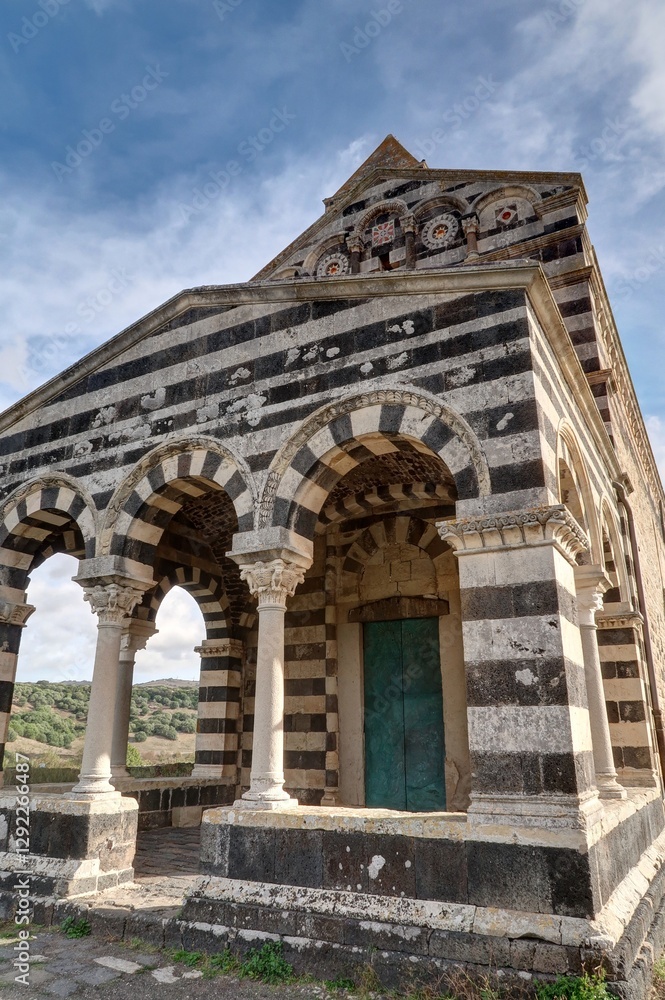 Basilique de la Santissima Trinità di Saccargia et églises en Sardaigne, italie Basilique de la Santissima Trinità di Saccargia et églises en Sardaigne, italie