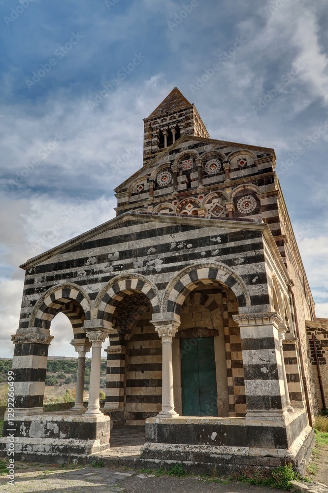 Fototapeta premium Basilique de la Santissima Trinità di Saccargia et églises en Sardaigne, italie