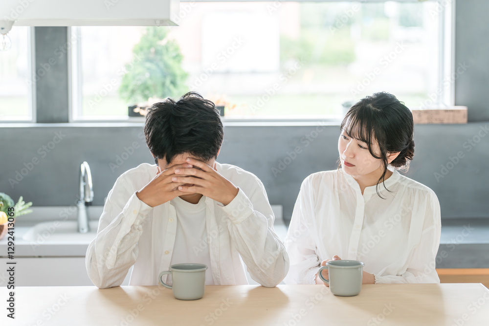 落ち込む・落胆する男性を励ます・寄り添う・支える女性・夫婦（リストラ・トラブル・ストレス・失業）
