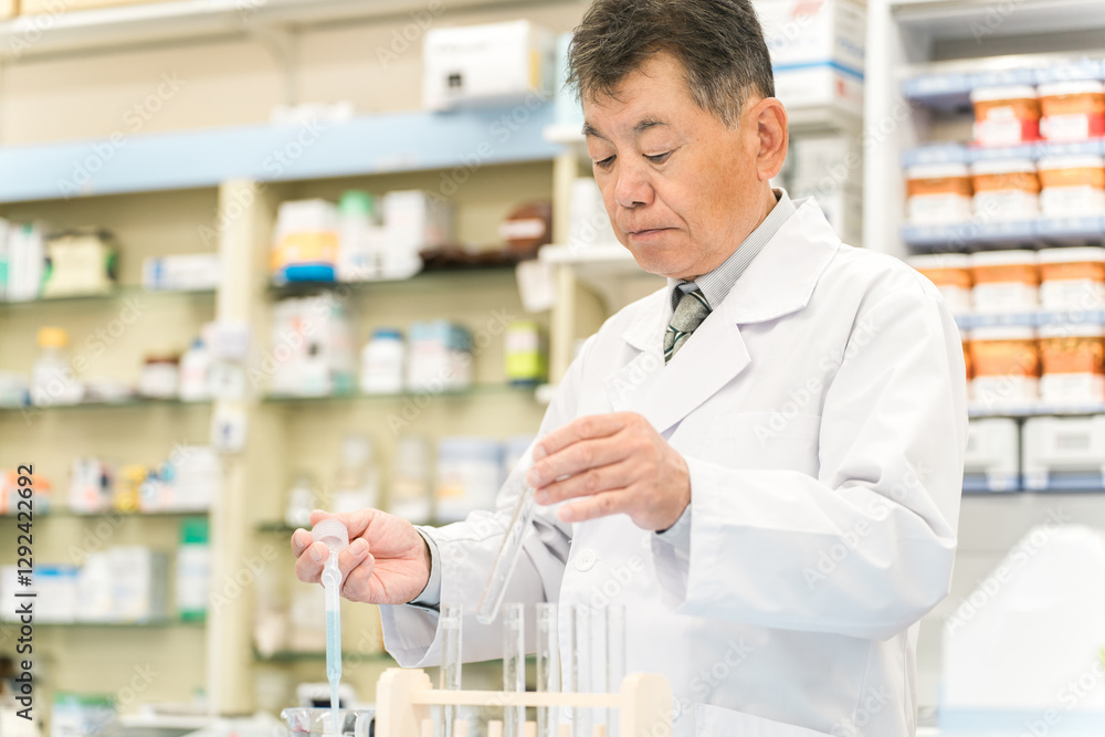 研究室で研究する研究職・薬剤師・調剤師
研究室で研究する研究職・薬剤師・調剤師