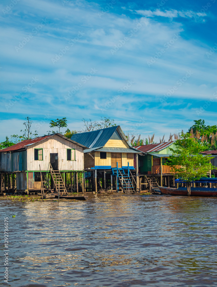 Naklejka premium Charming Wooden Houses on Stilt Amidst the Amazon River in Colombia