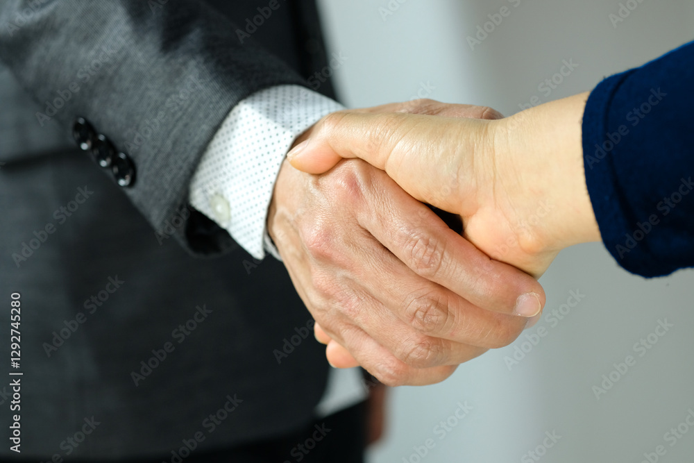 Obraz premium Holding hands with business partners to trust business partners, relationships to achieve future commercial and investment goals