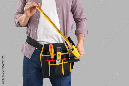 Male construction worker wi...