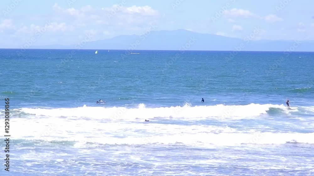 きらきら輝く夏の海で、サーファーがサーフィンを楽しむ夏のイメージ
きらきら輝く夏の海で、サーファーがサーフィンを楽しむ夏のイメージ