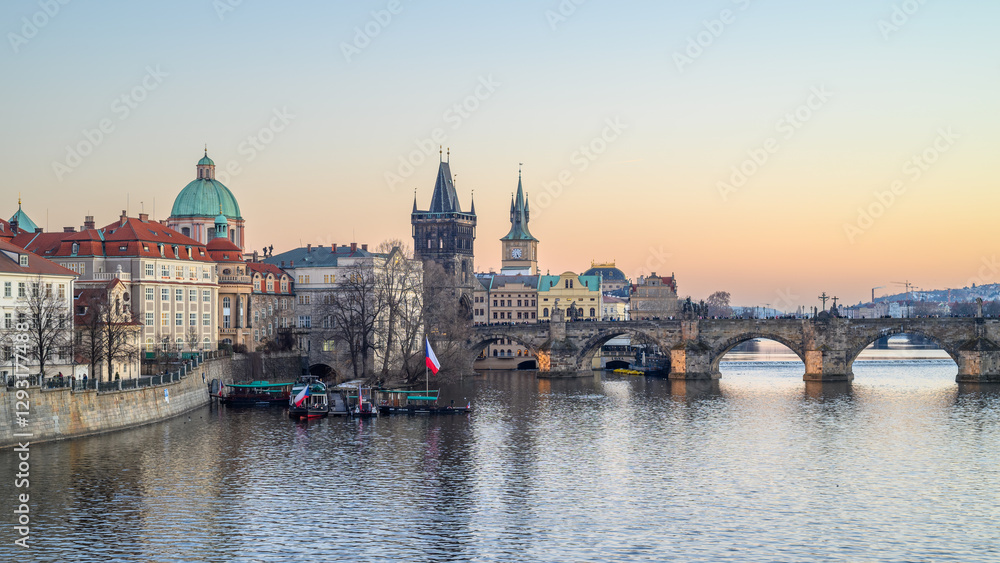 Obraz premium Panoramic sunset view of the iconic Charles Bridge over Vltava river and Prague Old town cityscape, in Prague, Czech Republic