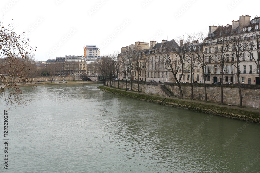 Fototapeta premium Quais de Seine et vue sur l'île Saint-Louis
