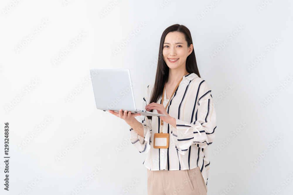 白バックのビジネスウーマン 白バックのビジネスウーマン