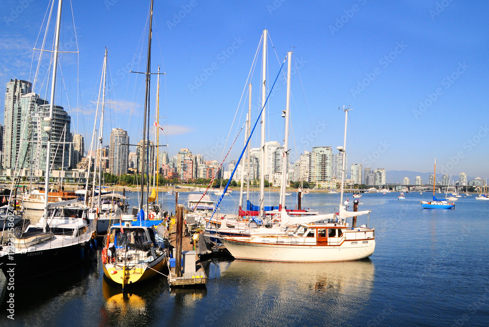 Fototapeta premium カナダ・バンクーバーのハーバーとビル群