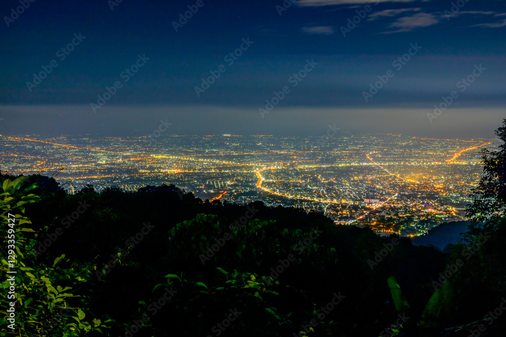 Obraz premium Night city scape of Chiangmai Thailand, Asia, Shot from the mountain of 