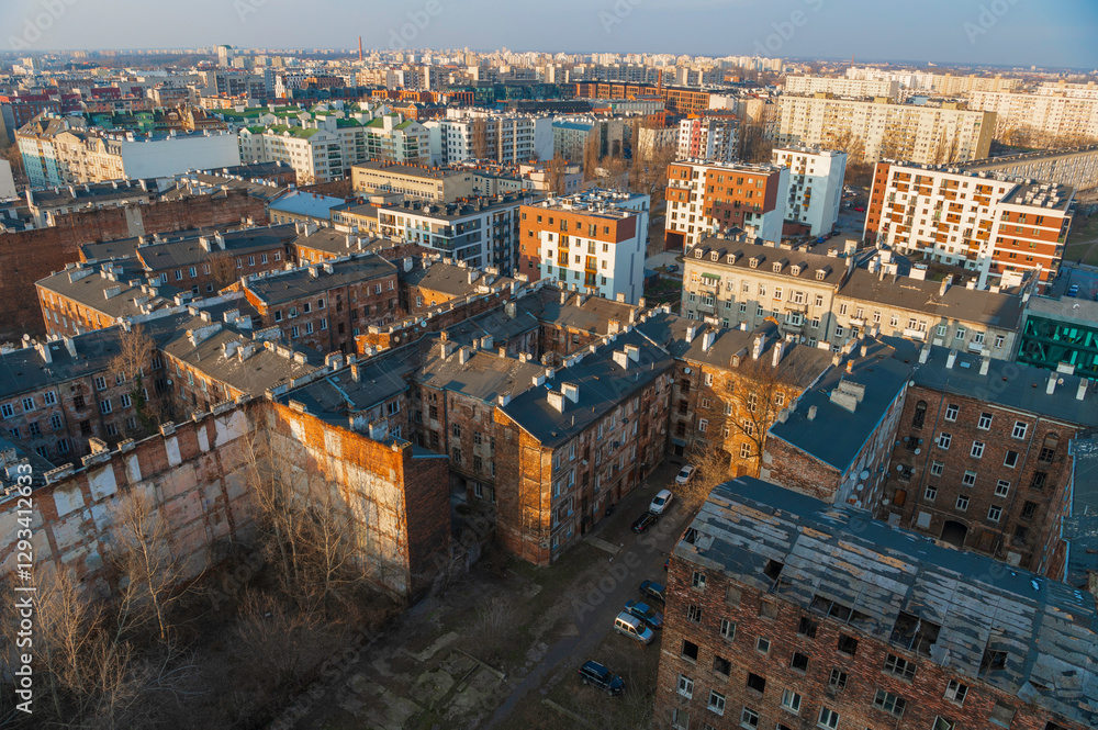 Fototapeta premium Widok z drona na ulicę brzeską i jej zaniedbane walące się przedwojenne nieodnowione kamienice. Panorama dzielnicy Praga Północ w kierunku ulicy brzeskiej i Ząbkowskiej 