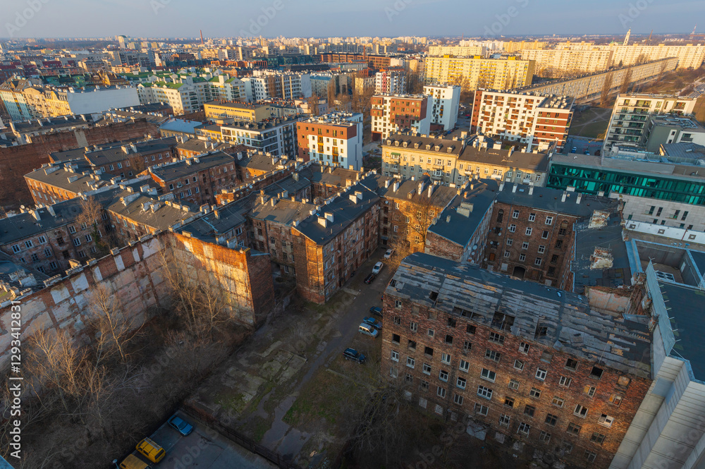 Fototapeta premium Widok z drona na ulicę brzeską i jej zaniedbane walące się przedwojenne nieodnowione kamienice. Panorama dzielnicy Praga Północ w kierunku ulicy brzeskiej i Ząbkowskiej
