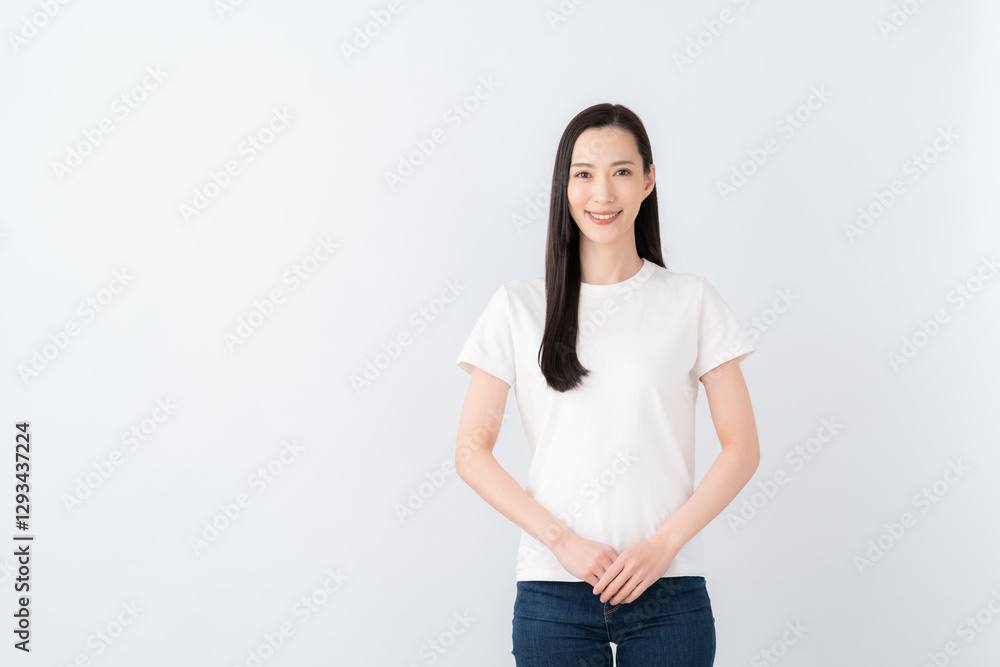 Fototapeta premium 白バックの若い女性